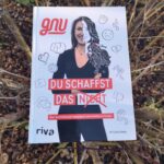 Das Buch "Du schaffst das nicht" von Gnu in einem Strauch abgelegt