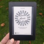 Das Buch Rente ohne Roulette in der Hand gehalten