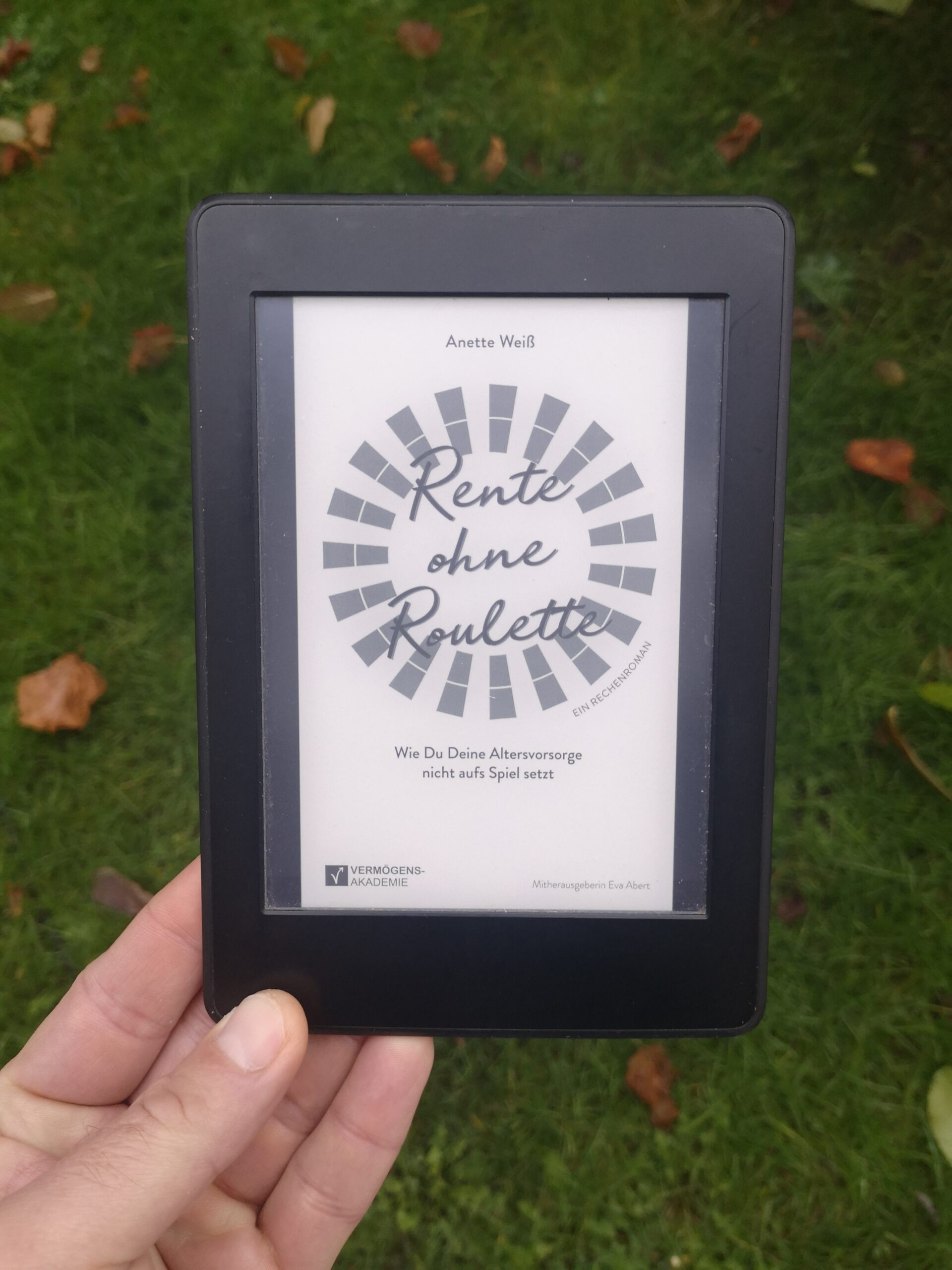 Das Buch Rente ohne Roulette in der Hand gehalten